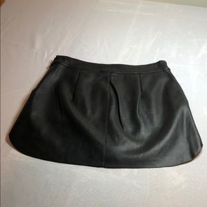 Vegan leather mini skirt (black)